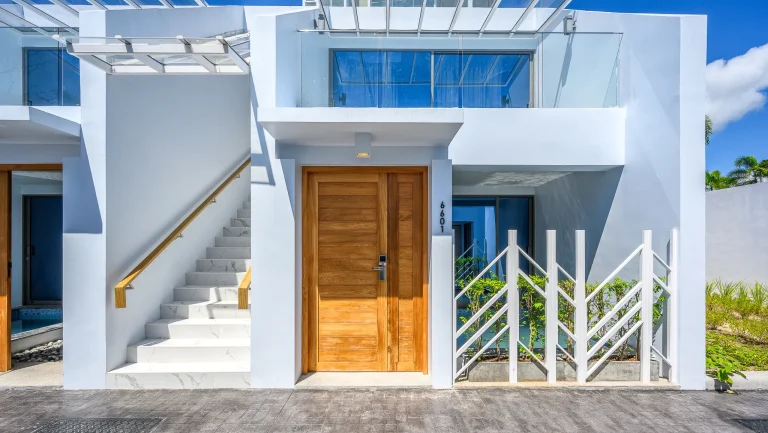 beachfront-hotel-phuket-executive-suite-with-pool-access