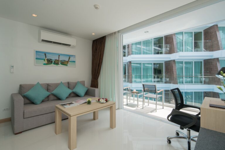 beachfront-pool-access-hotel-deluxe-rawai-phuekt-room