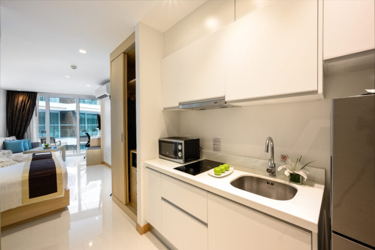 hotel-deluxe-pool-access-rawai-beachfront-phuekt-room