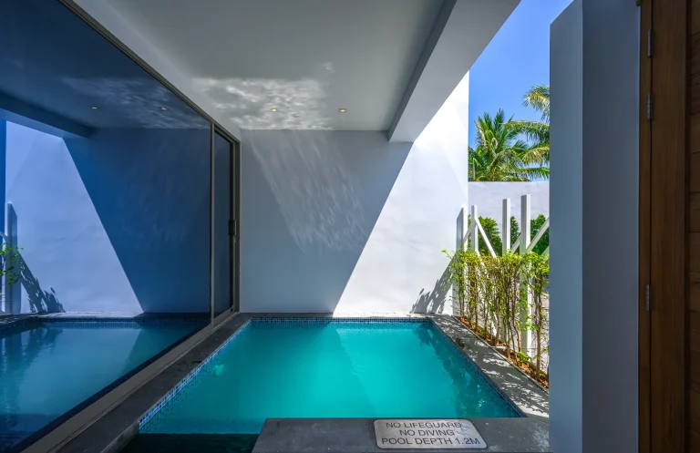 phuket-executive-suite-with-pool-access-beachfront-hotel