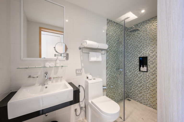 suite-beachfront-phuekt-pool-access-hotel-2-bedroom-rawai